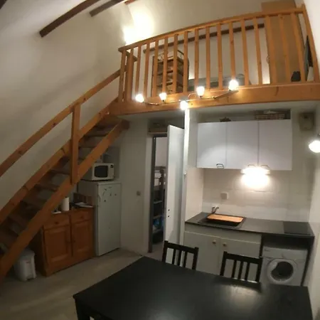 Marie De Campan - Le Vieux Village 圣玛丽德康庞